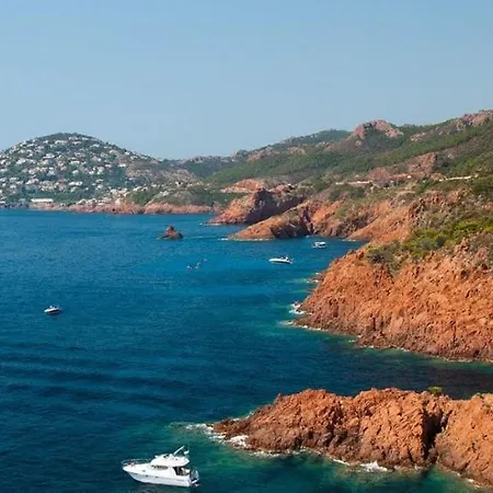 Joli T2 Traversant. Calme Et 5 Mn Des Plages